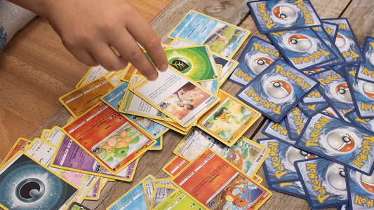 een persoon die zijn pokemon kaarten verkoopt