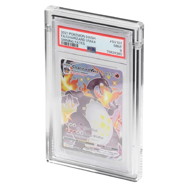 The Acrylic Box – Graded Card Display (Premium) dicht met graded kaart