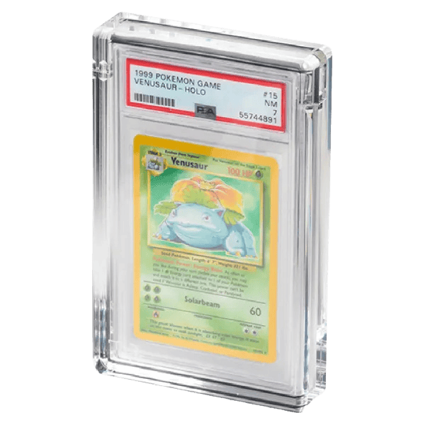 The Acrylic Box – Graded Card Display (Trophy) dicht met kaart