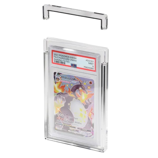 The Acrylic Box – Graded Card Display (Premium) open met graded kaart