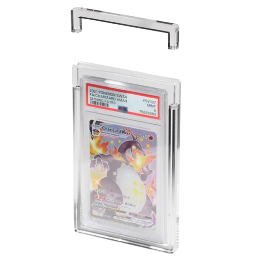 The Acrylic Box – Graded Card Display (Premium) open met graded kaart