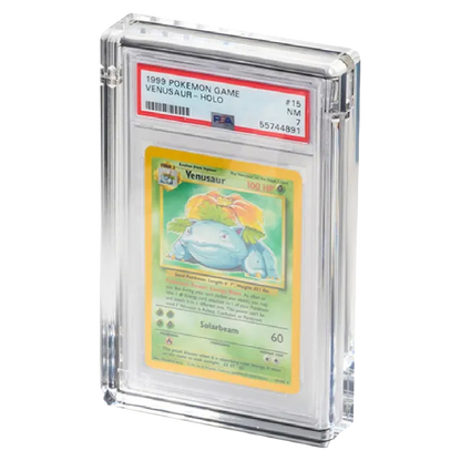 The Acrylic Box – Graded Card Display (Trophy) dicht met kaart